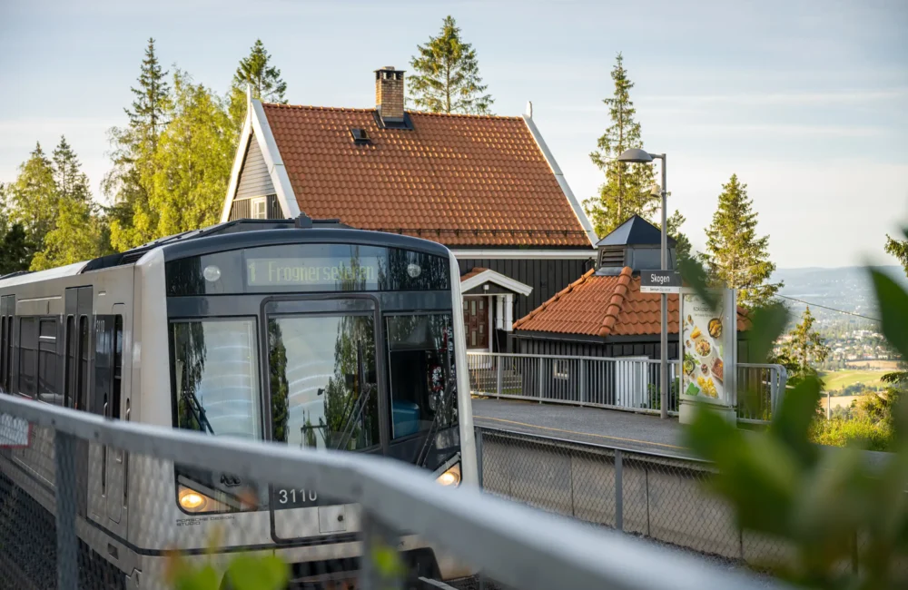 Du går til Lillevann stasjon på fem minutter og derfra tar T-banen deg til Majorstua på under en halv time.