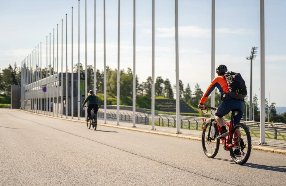 Det finnes et vel av muligheter for organisert trening i området, blant annet i regi av idrettslagene Heming og Try.